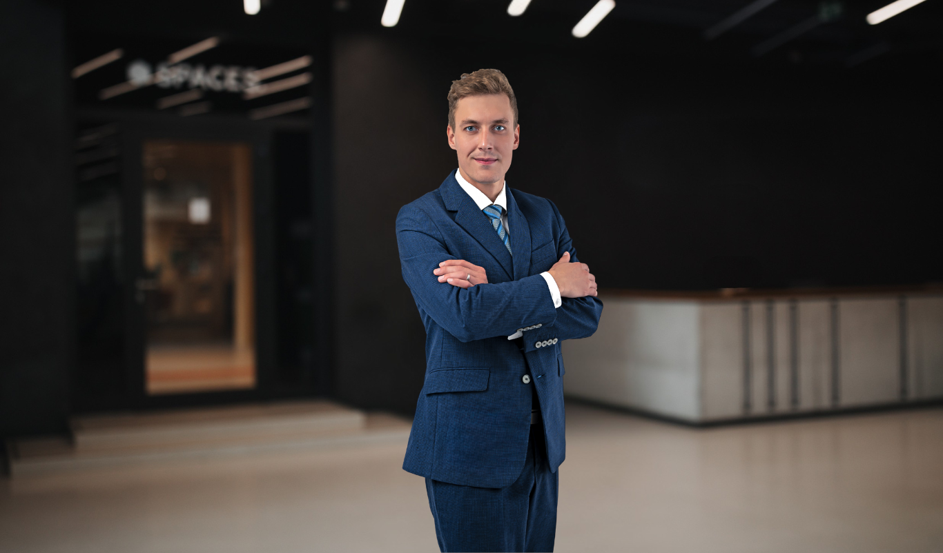 Obrázek zachycuje advokáta analyzujícího omezení převodů pozemků.