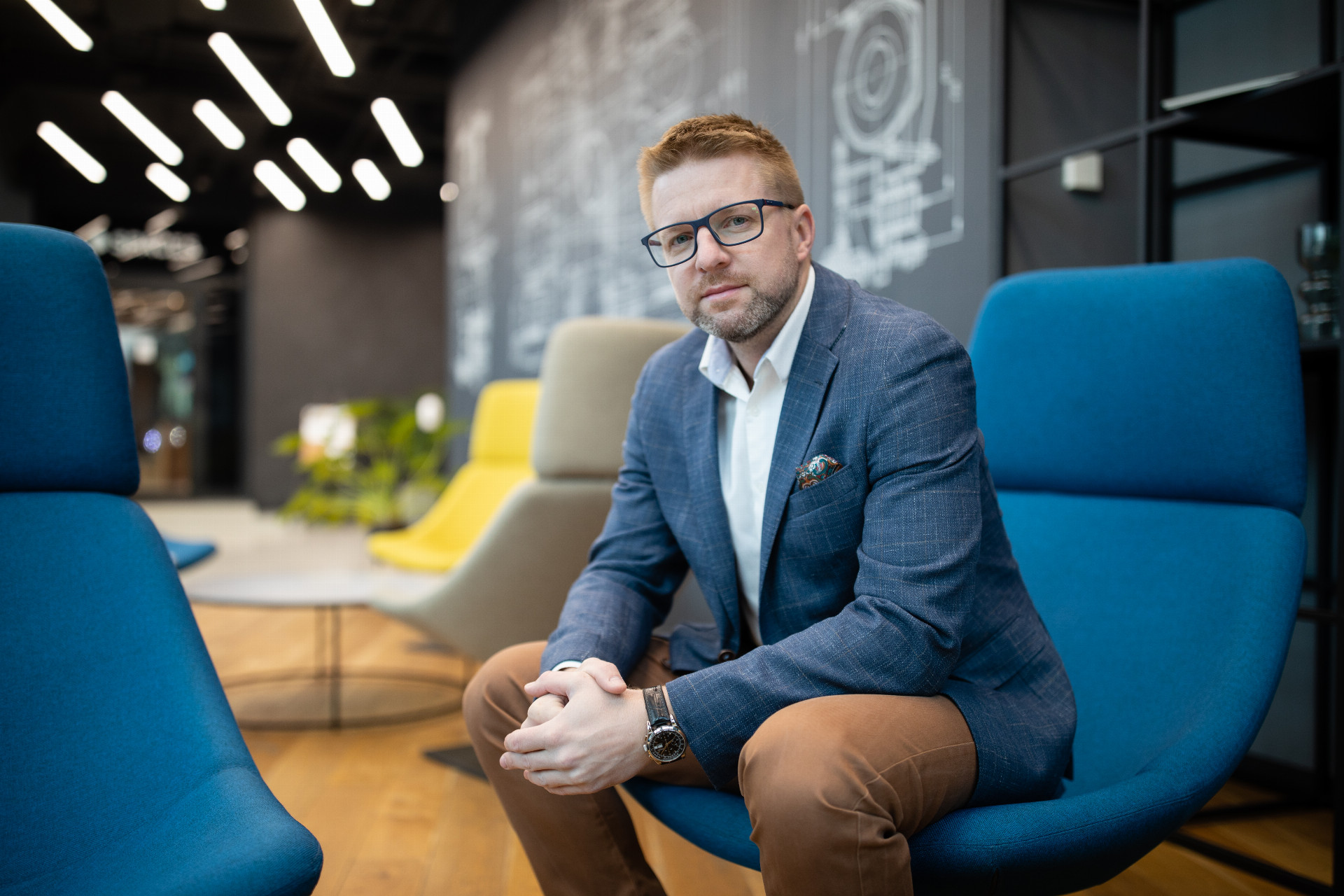 Snímek zachycuje právníka analyzujícího vymáhání pohledávek ve Francii.