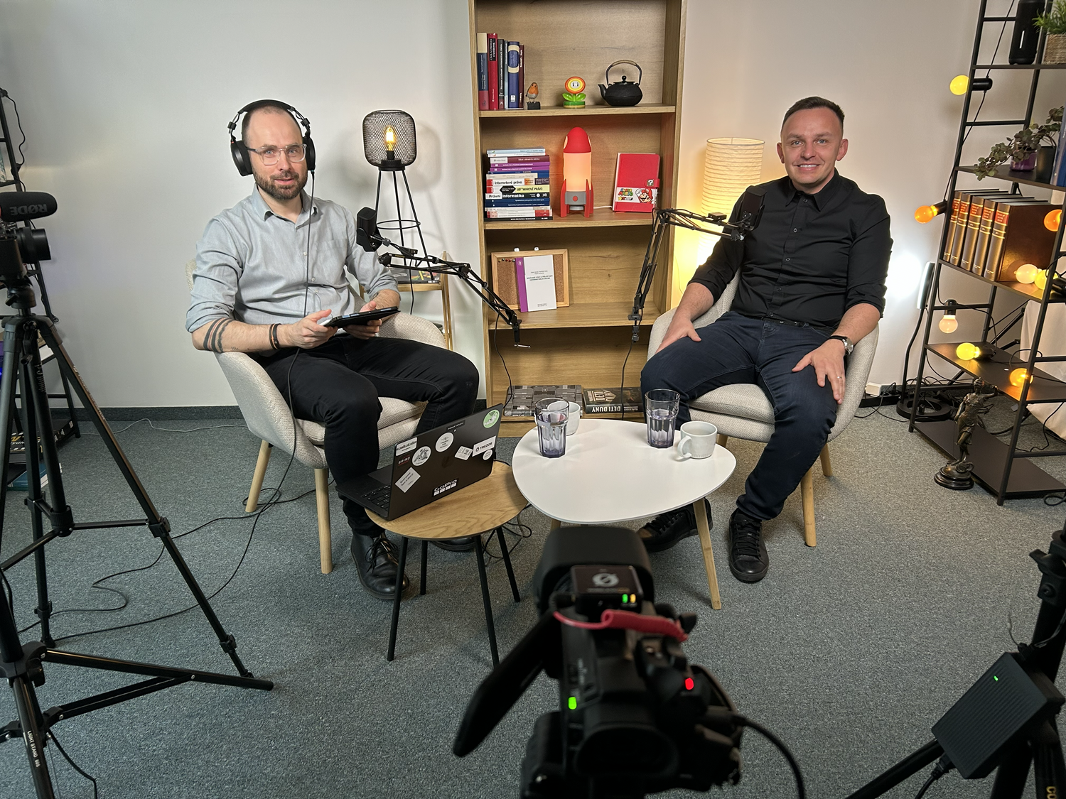 Řídící partner ARROWS advokátní kanceláře při natáčení podcastu.