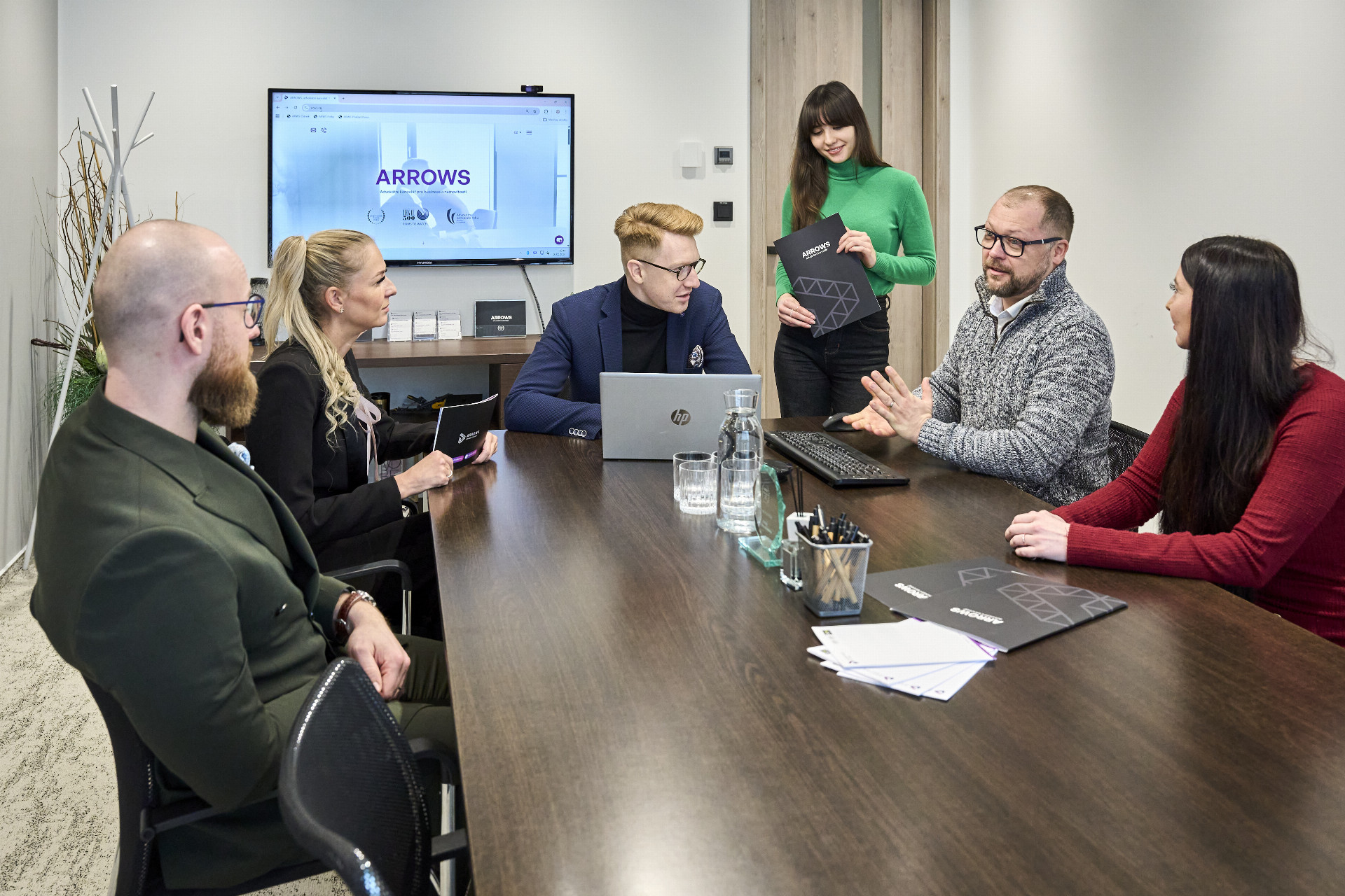 Fotografie zobrazující právníky diskutujícími nad novinkami v pracovním právu za rok 2026
